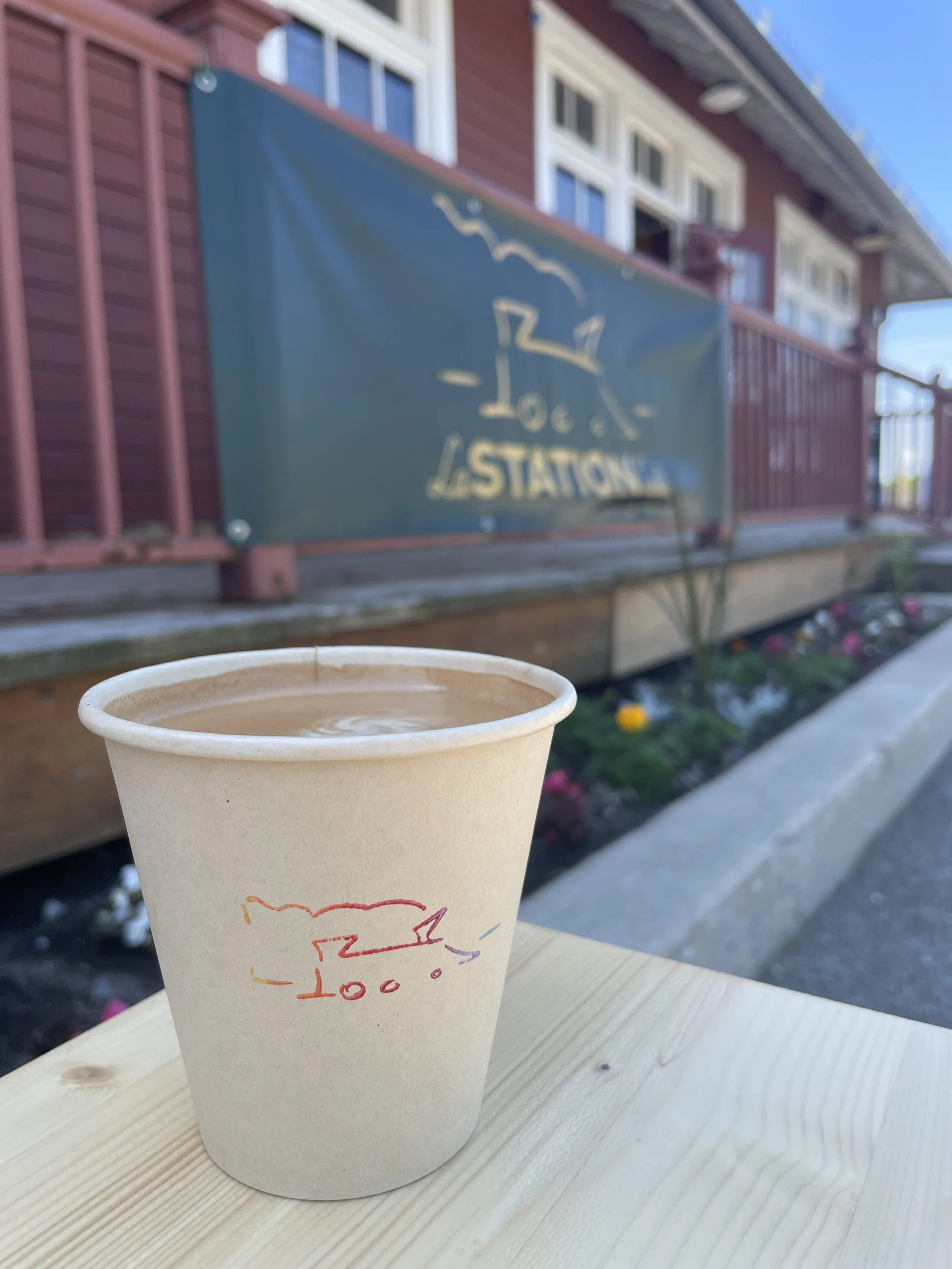 Café devant La Station Café à la gare de Beaconsfield