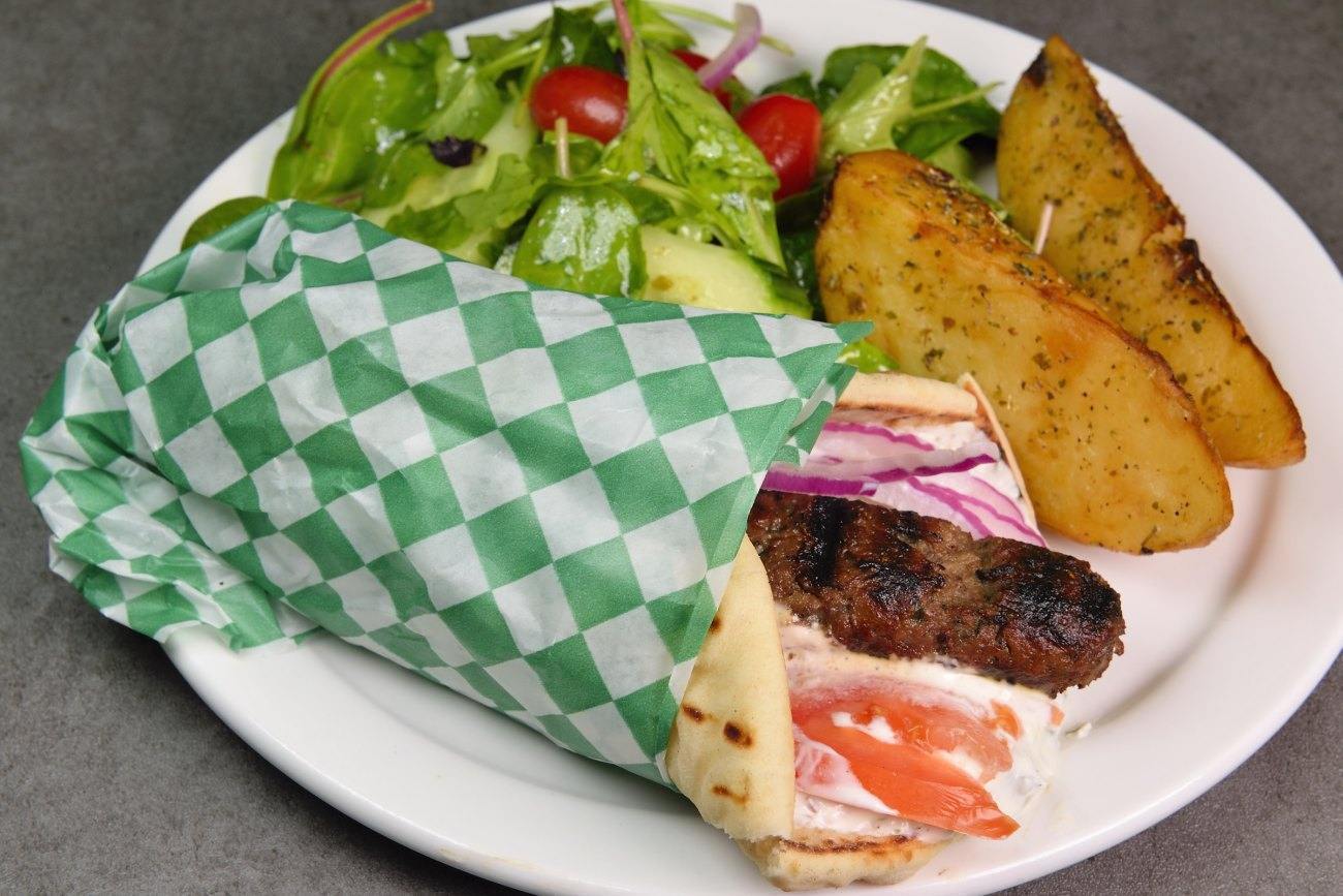 Une assiette de gyro végétal chez Veganarie