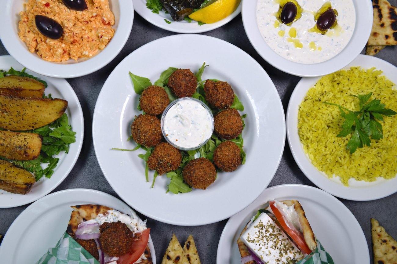 Une table de plats grecs végétaux chez Veganarie